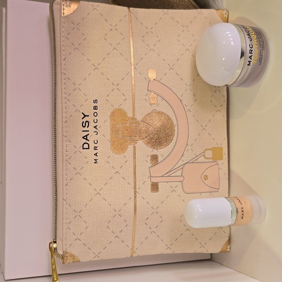 NIB Marc Jacobs Daisy Cosmetic Pouch in Cream and Gold With Travel Treats - Picture 1 of 4